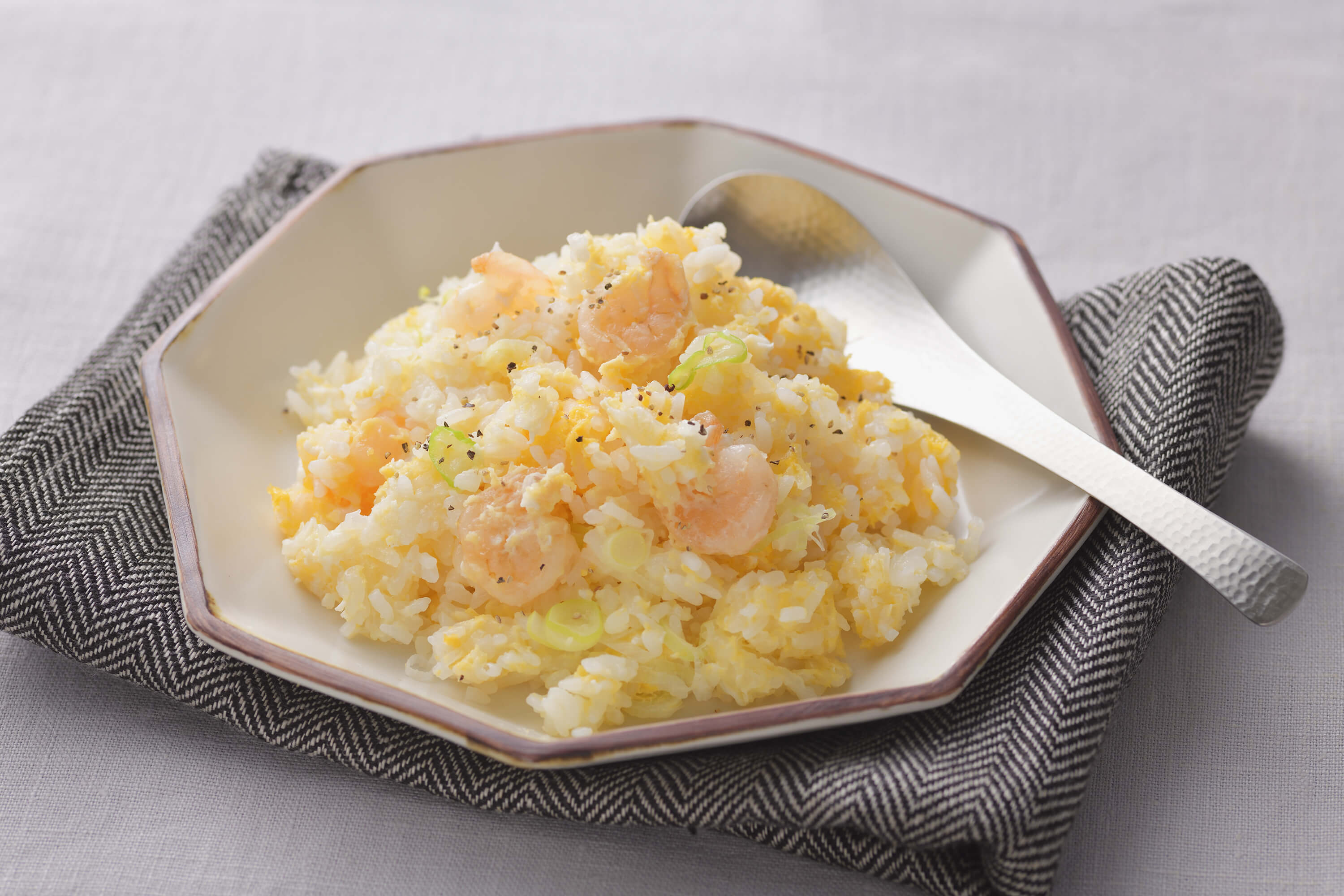 パックごはんで えびチャーハン