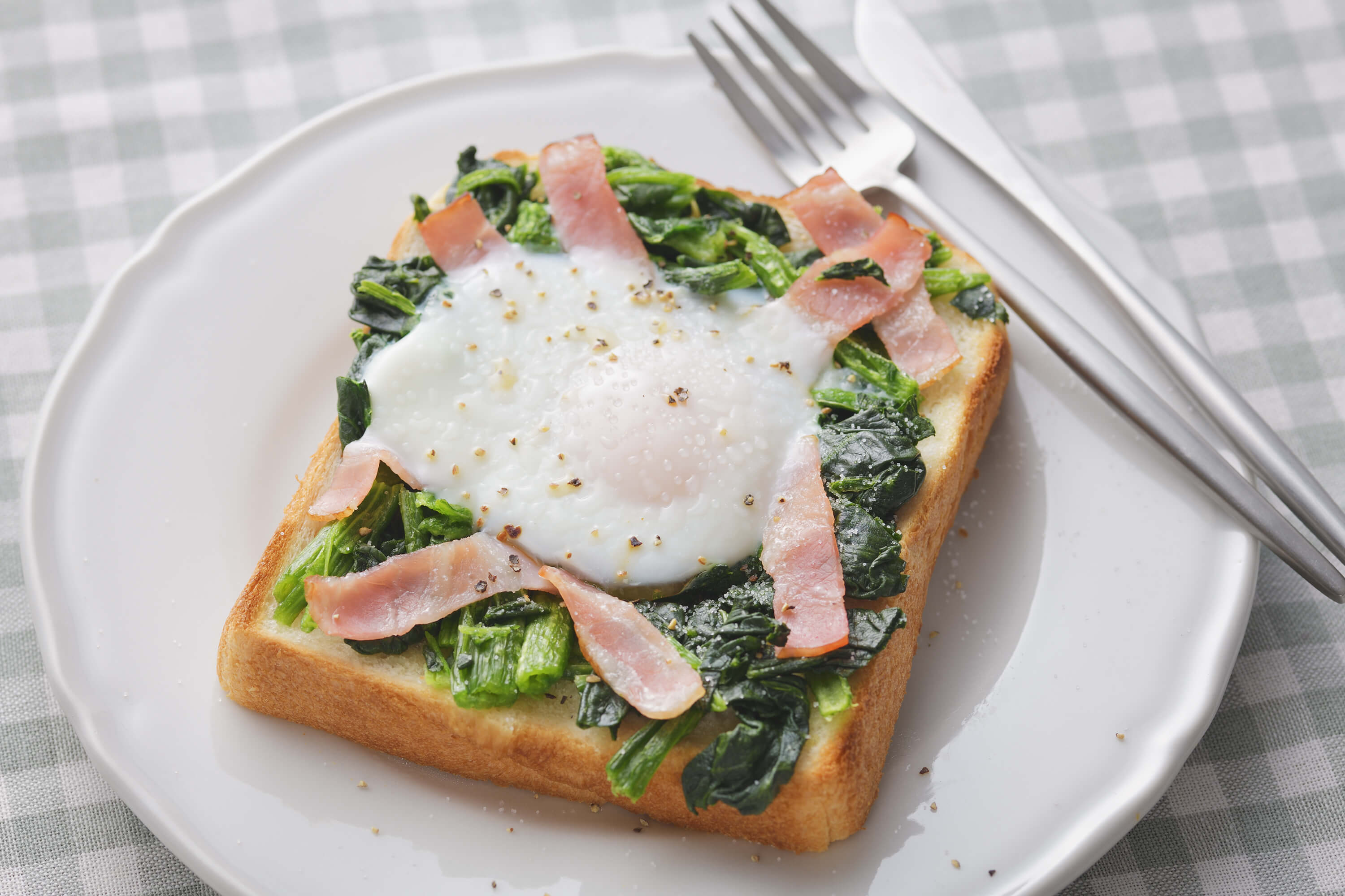 冷凍ほうれん草で巣ごもりトースト