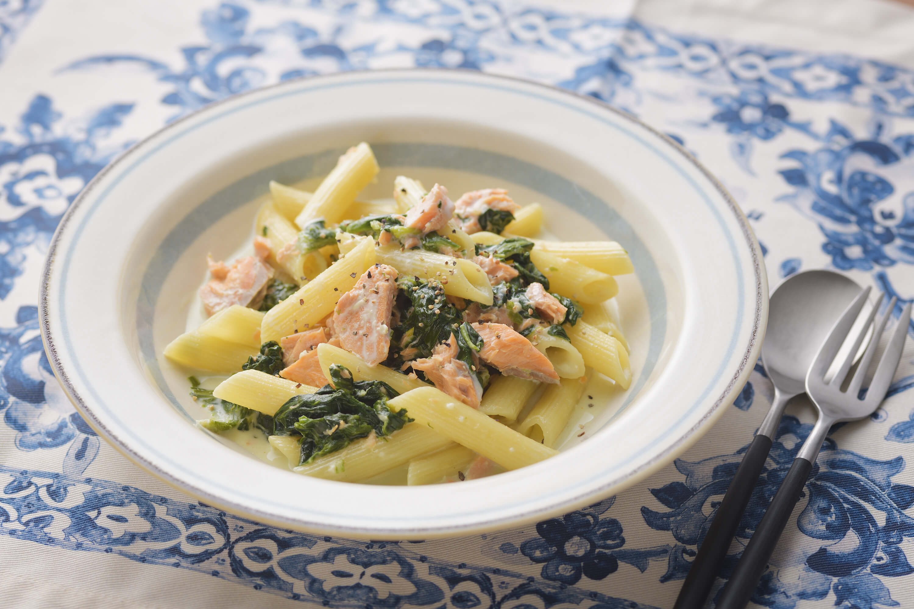鮭とほうれん草のクリームペンネ